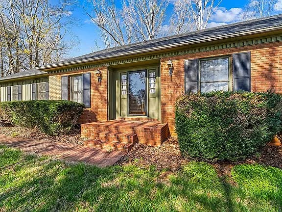 200 Camelot Dr — exterior photo