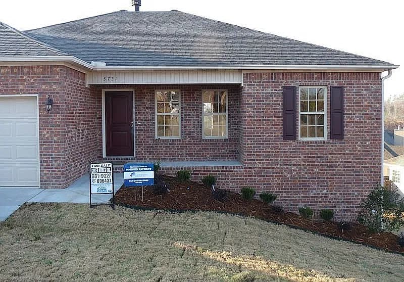 5721 Heritage Heights Dr — exterior photo