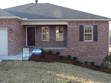 5721 Heritage Heights Dr — exterior photo