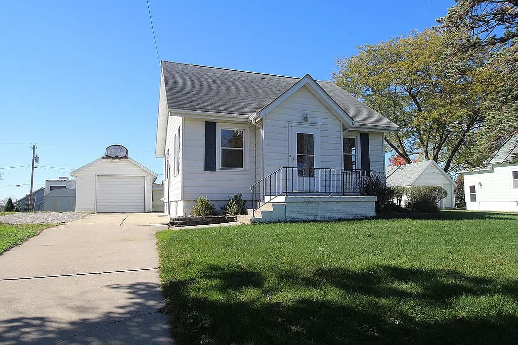 1315 Main St — exterior photo