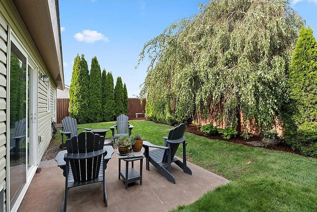 1562 Foxglove Ave — exterior photo
