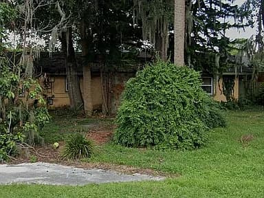 800 W Chapman Rd — exterior photo