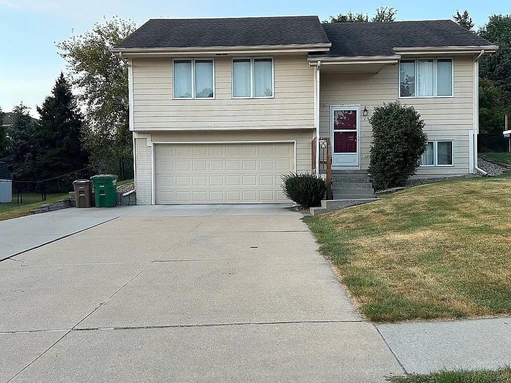 1512 Parkhill Dr — exterior photo