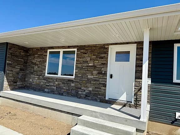 215 Pioneer St — exterior photo