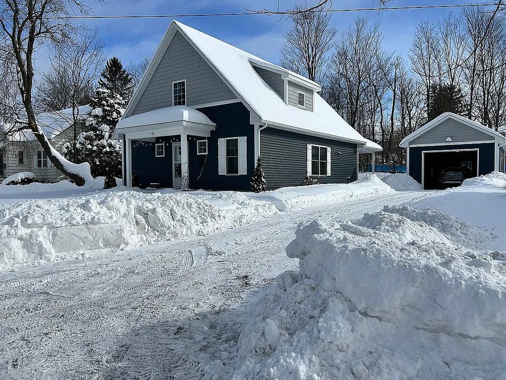 131 Lincoln Ave — exterior photo