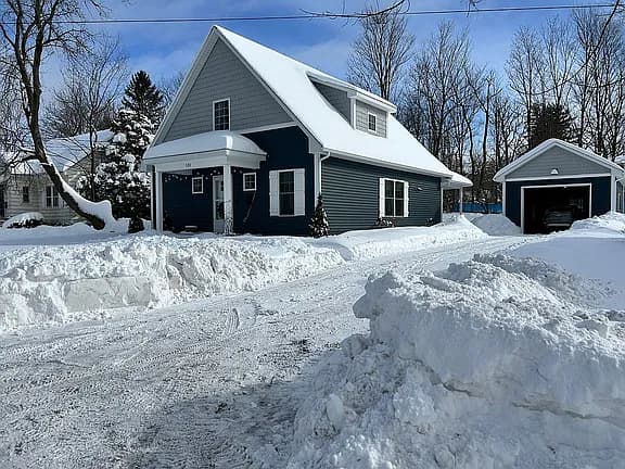 131 Lincoln Ave — exterior photo