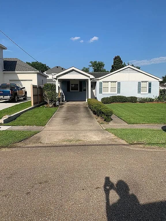1321 Lakeshore Dr — exterior photo