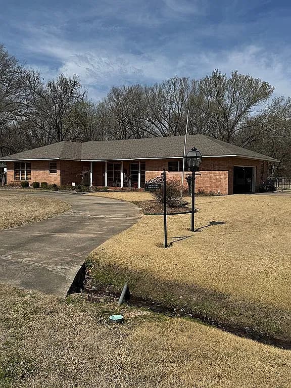 1 Fairview Dr — exterior photo