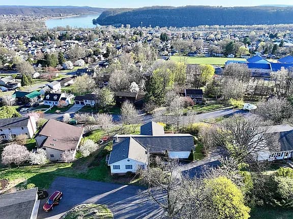 39 Elliott Dr — exterior photo