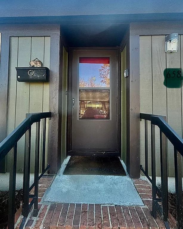 658 Willow Creek Dr — exterior photo