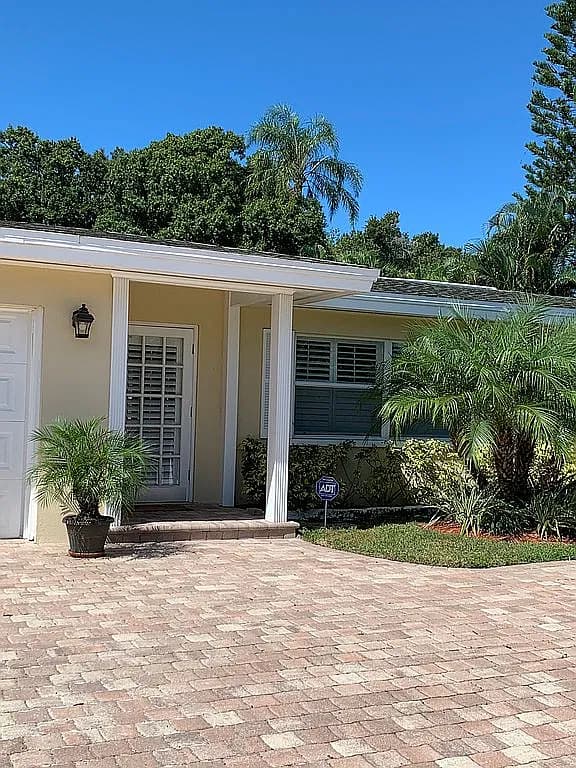 1110 Varona St — exterior photo