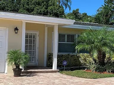 1110 Varona St — exterior photo