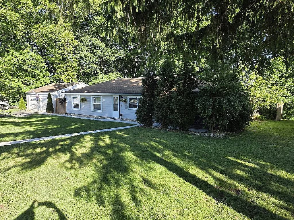 148 Franklin Ave — exterior photo