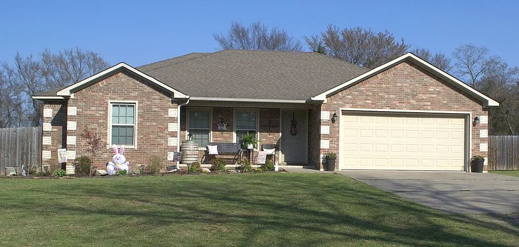 2102 Odell Ln — exterior photo