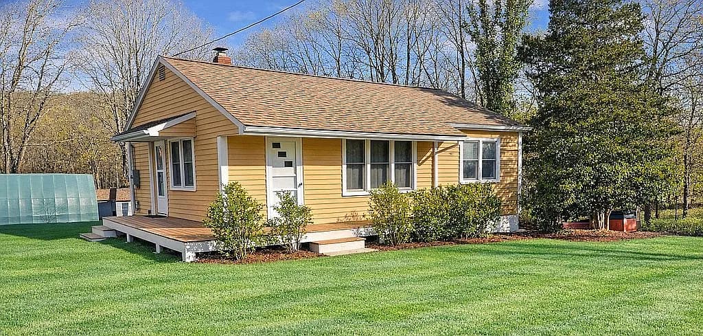 60 Browns Ln — exterior photo