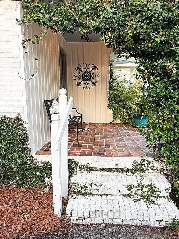 900 Scriven Dr — exterior photo