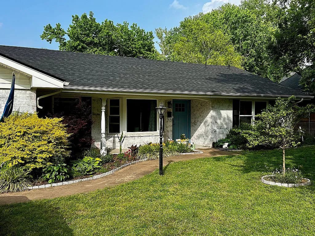910 N Willow St — exterior photo