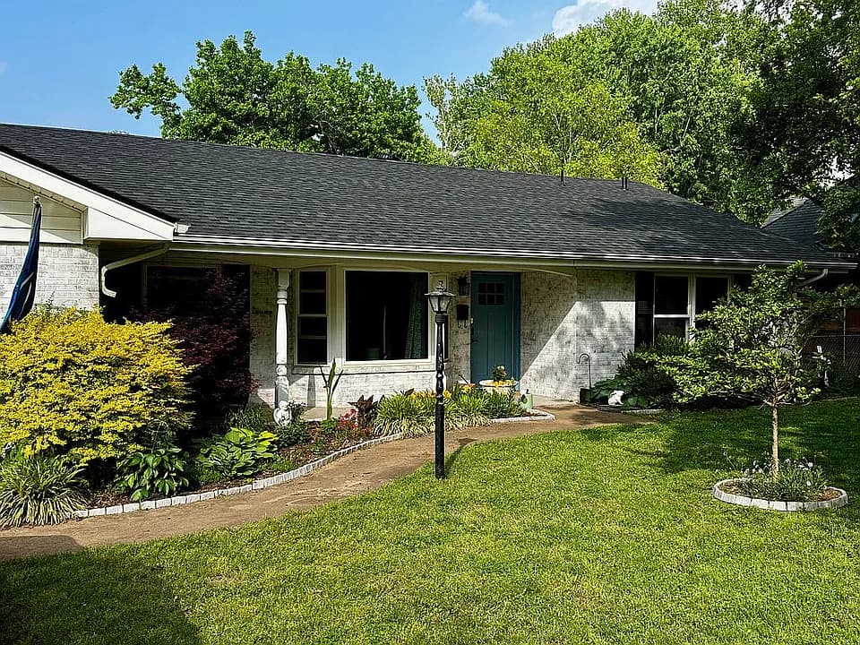 910 N Willow St — exterior photo