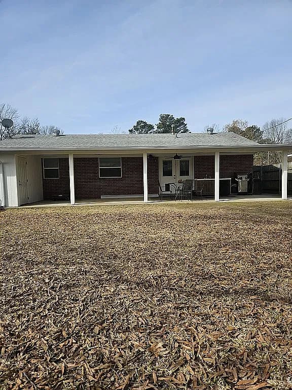 305 SE Harris Dr — exterior photo