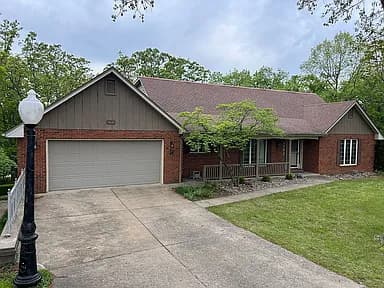 1752 Engelwood Dr — exterior photo