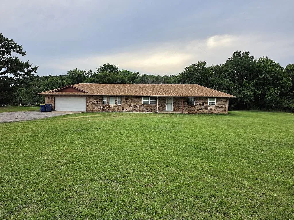2905 N Henney Rd — exterior photo