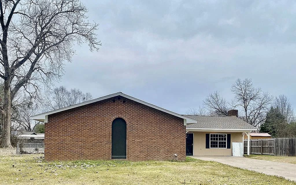 1736 S Pear Ln — exterior photo