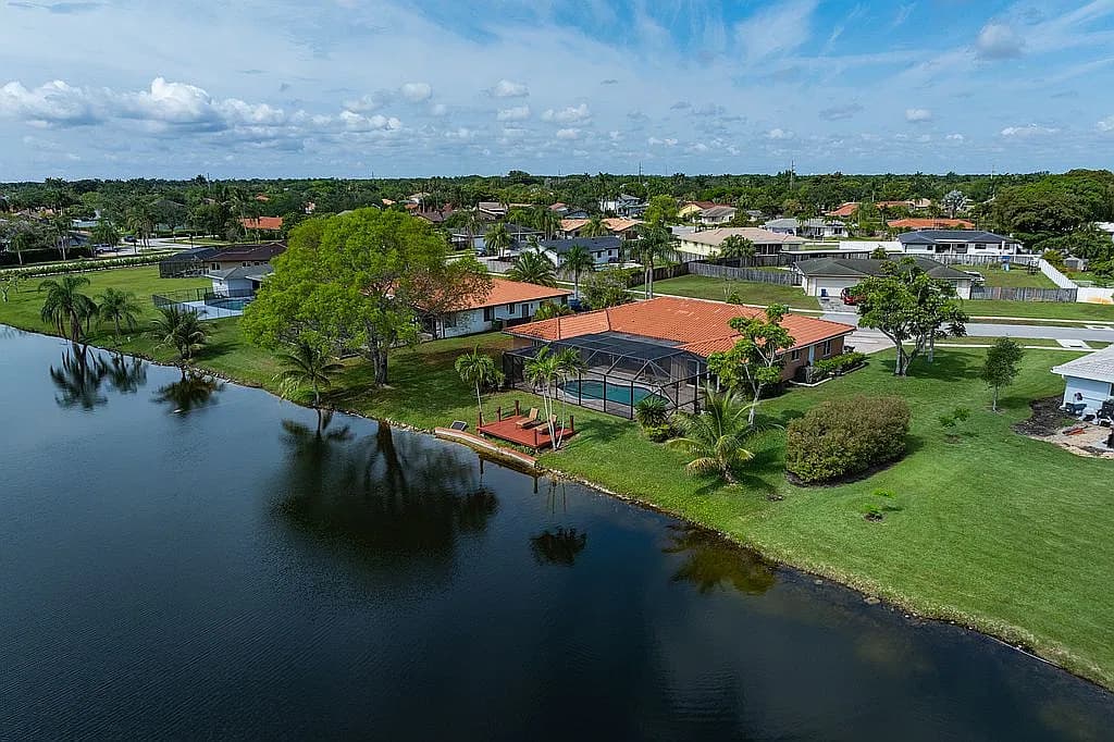 424 Sailboat Cir — exterior photo