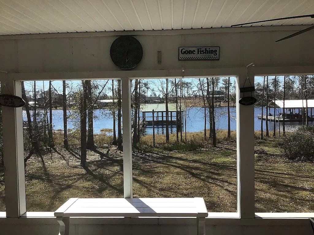 2911 Sunset Dr — exterior photo