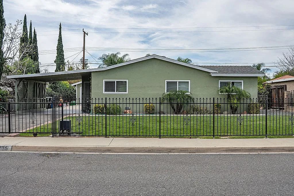 2135 Glenroy St — exterior photo