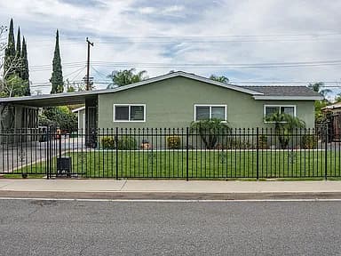 2135 Glenroy St — exterior photo