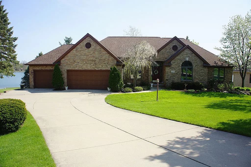 4199 Northshore Dr — exterior photo