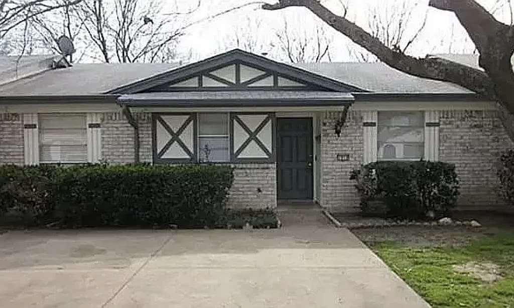 1018 Pleasant Valley Ln — exterior photo