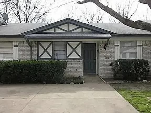 1018 Pleasant Valley Ln — exterior photo