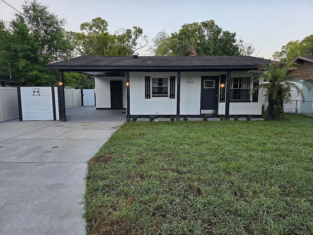 1714 W Comanche Ave — exterior photo