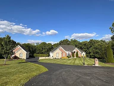 320 Nicole Ct — exterior photo