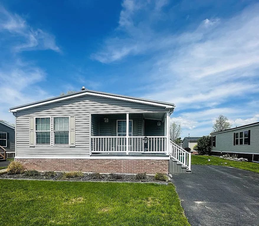 9830 Sandringham Dr — exterior photo