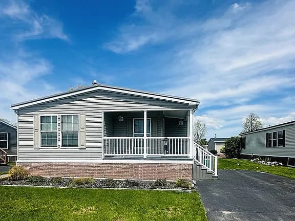 9830 Sandringham Dr — exterior photo