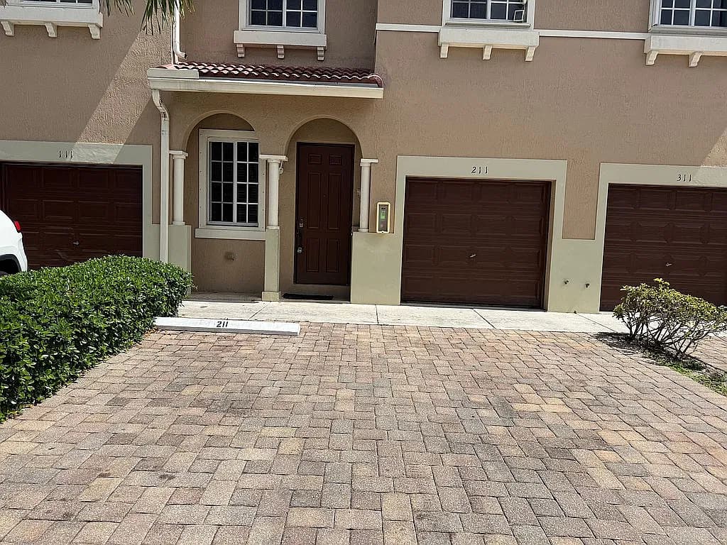 21421 NW 13th Ct APT 211 — exterior photo