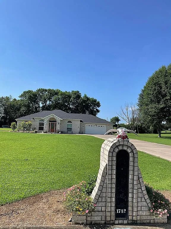 1712 Broaddrick Ln — exterior photo