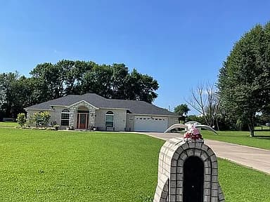 1712 Broaddrick Ln — exterior photo