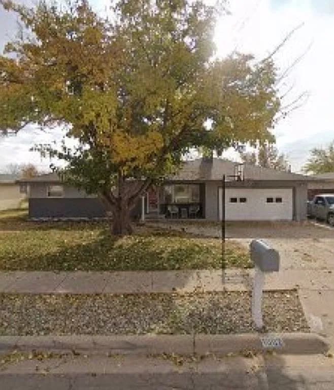 1002 Princeton Dr — exterior photo
