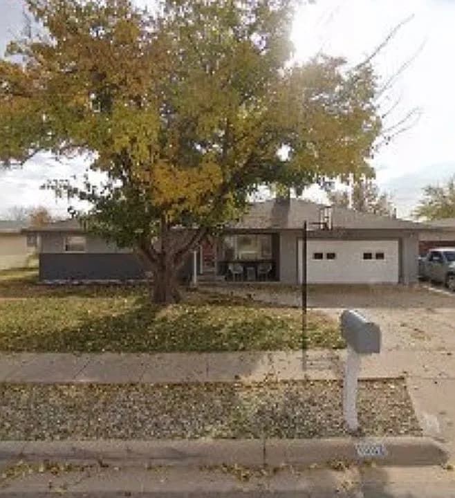 1002 Princeton Dr — exterior photo