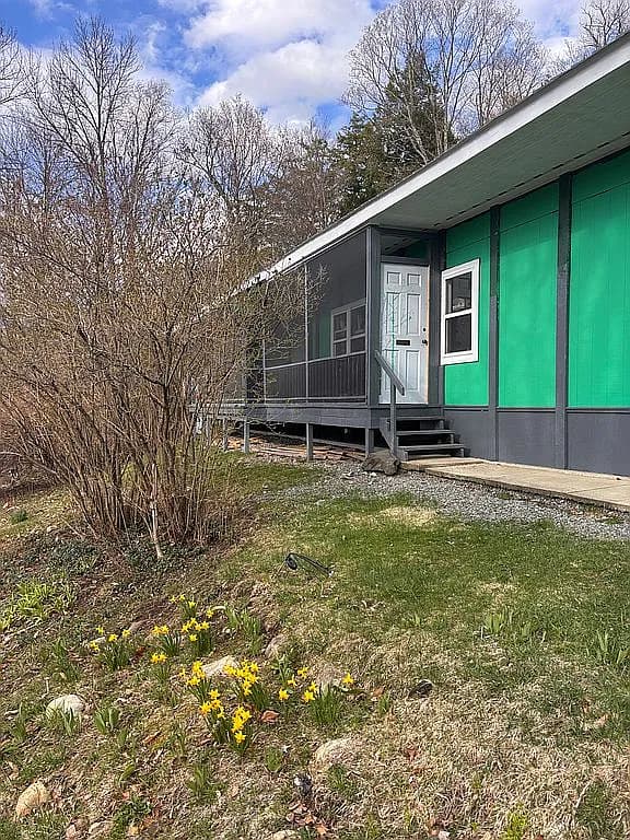 1049 Kingdom Rd — exterior photo