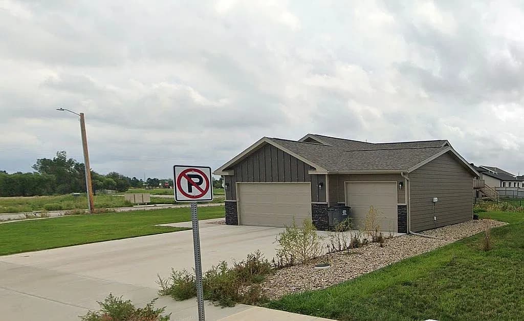 369 Spirit Dr — exterior photo
