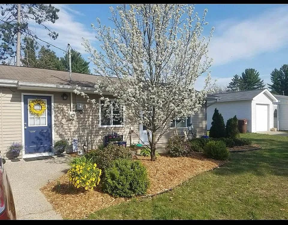 1924 Lakewoods Beach Rd — exterior photo
