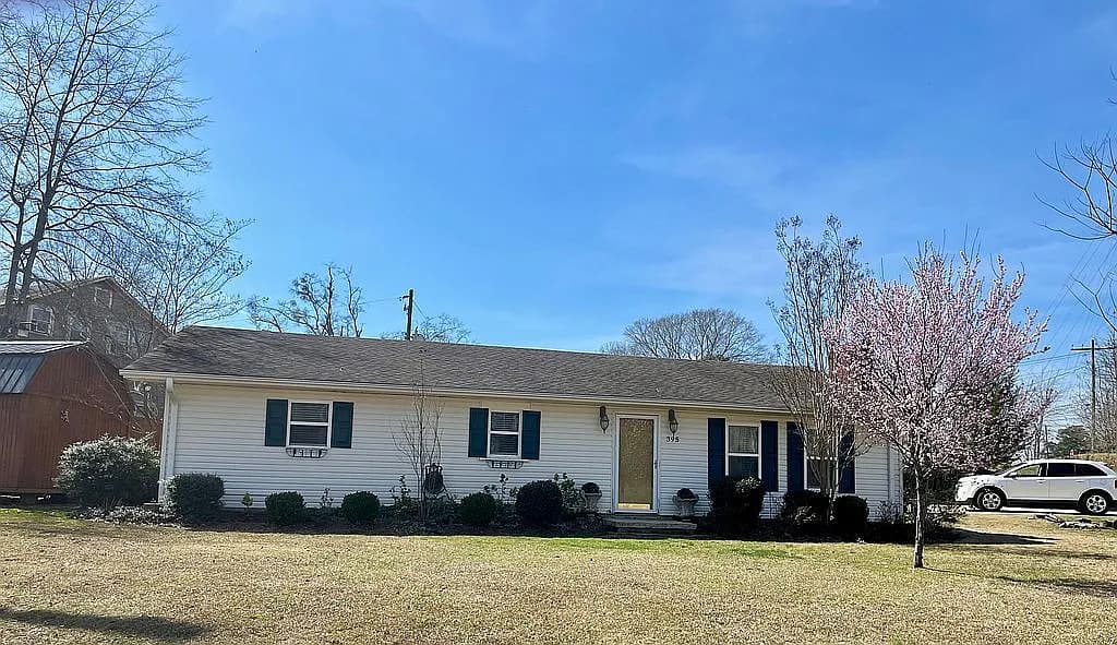 395 Ashwood Dr — exterior photo
