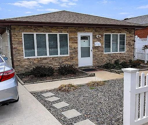 83 Roma Ave — exterior photo