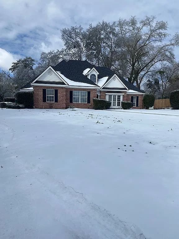 913 University Dr — exterior photo