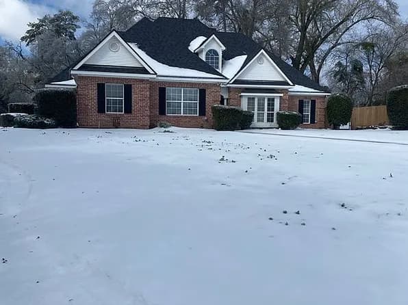 913 University Dr — exterior photo