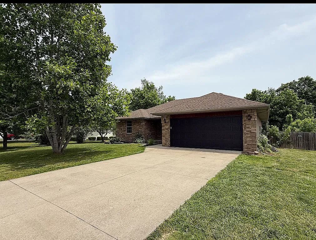 1904 S 14th Ave — exterior photo